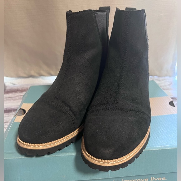 TOMS Cleo Water Resistant Black Distressed Leather Chelsea Bootie - Picture 3 of 6